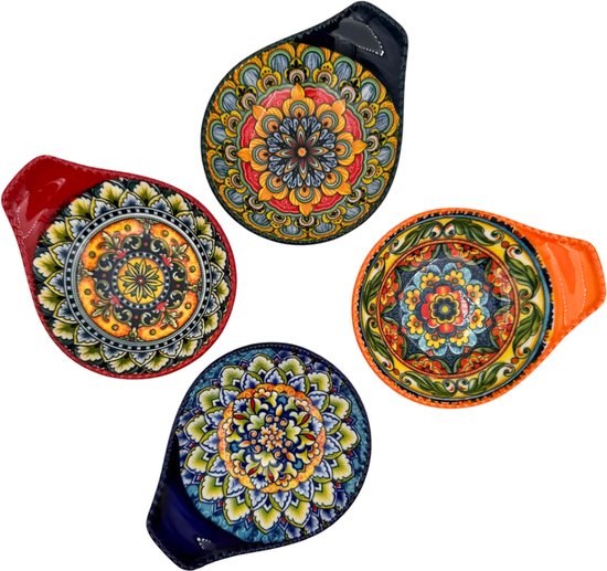 Gestapelde kommen met bloemenpatroon: rood, oranje, donkerblauw, en blauw, met een golvende rand.