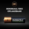 Duracell oplaadbare AA-batterij (2500mAh) met gouden pluspool en zwarte behuizing, met bliksemicoon.
