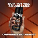Een hand houdt een Axe Dark Temptation deodorant bodyspray vast. Tekst: "RUik TOT WEL 48 UUR LANG" en "ONWEERSTAANBAAR".