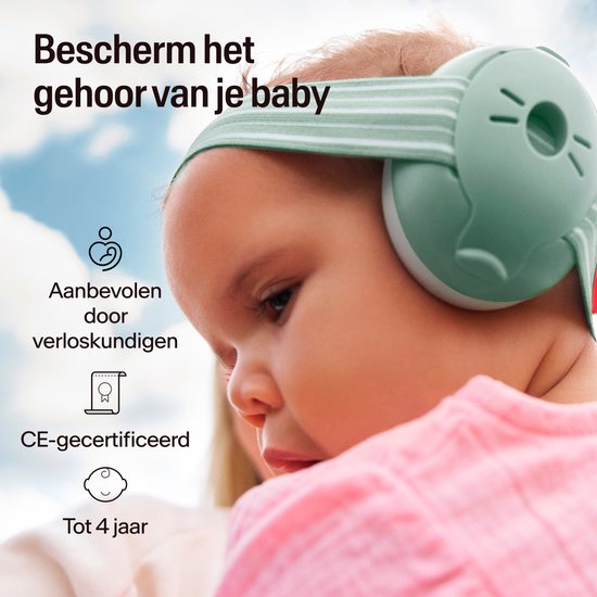 Baby met groene Alpine Muffy Baby oorbescherming, aanbevolen door verloskundigen en CE-gecertificeerd.