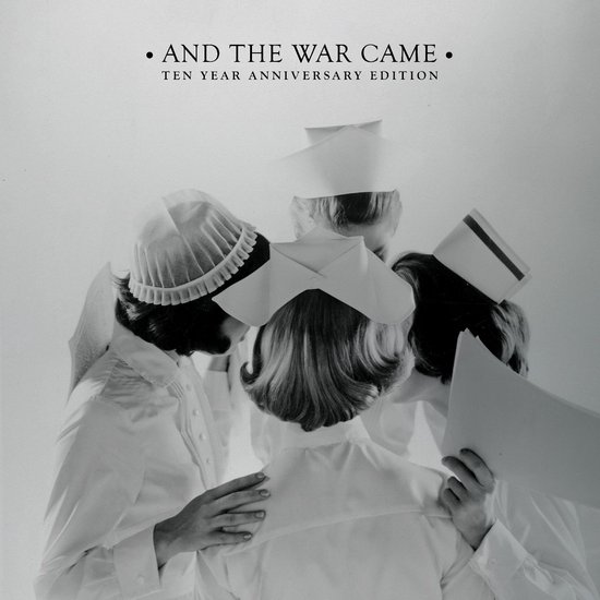 Albumcover 'And The War Came'. Vier verpleegsters met witte hoofddeksels en witte uniformen kijken naar een document.