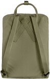 Achterkant van een groene Fjallraven Kanken rugzak met gekruiste schouderbanden.