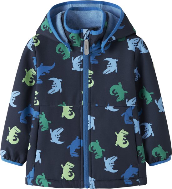 Veste softshell bleu marine pour garçon avec imprimé all-over de crocodiles verts et bleus. La veste a une capuche et une fermeture éclair.