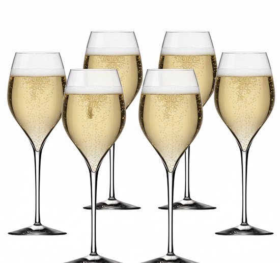 Ensemble de six élégants verres à champagne remplis de champagne pétillant.