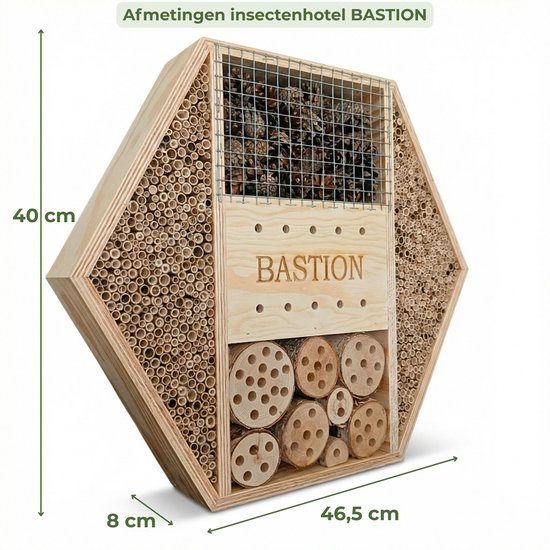 Hexagonaal houten insectenhotel met afmetingen: 40 cm hoog, 46,5 cm breed en 8 cm diep.
