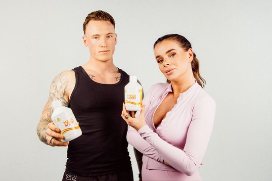 Een gespierde man in een zwart tanktop en een vrouw in een roze sportkleding houden flessen 'MEGA SPORT' vast.