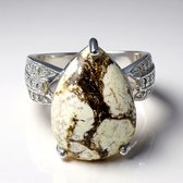 Zilveren ring met een grote, peervormige cabochon van magnesiet met bruine spikkels. De ringband is bezet met witte topazen.