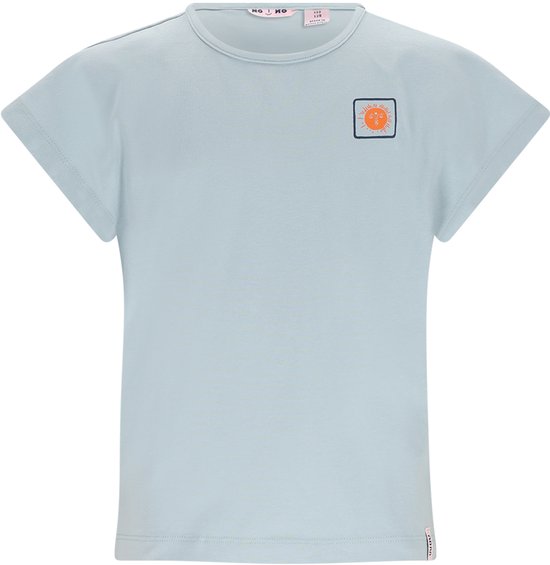 Lichtblauwe t-shirt met een klein oranje zon-embleem op de linkerborst.
