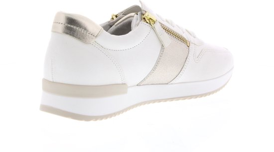 Witte Gabor sneaker met gouden accenten op de rits, zijkant en hiel.