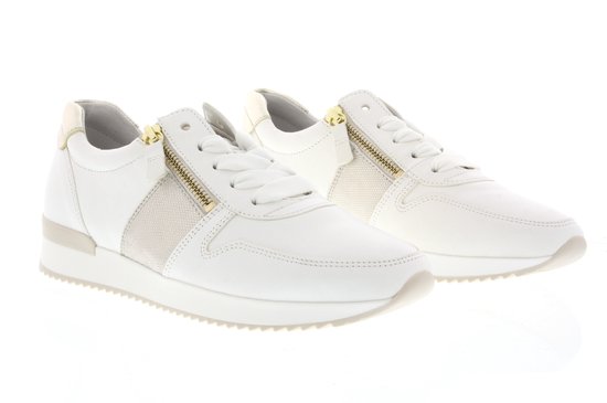 Een paar witte Gabor sneakers met gouden ritsen en zijkanten.