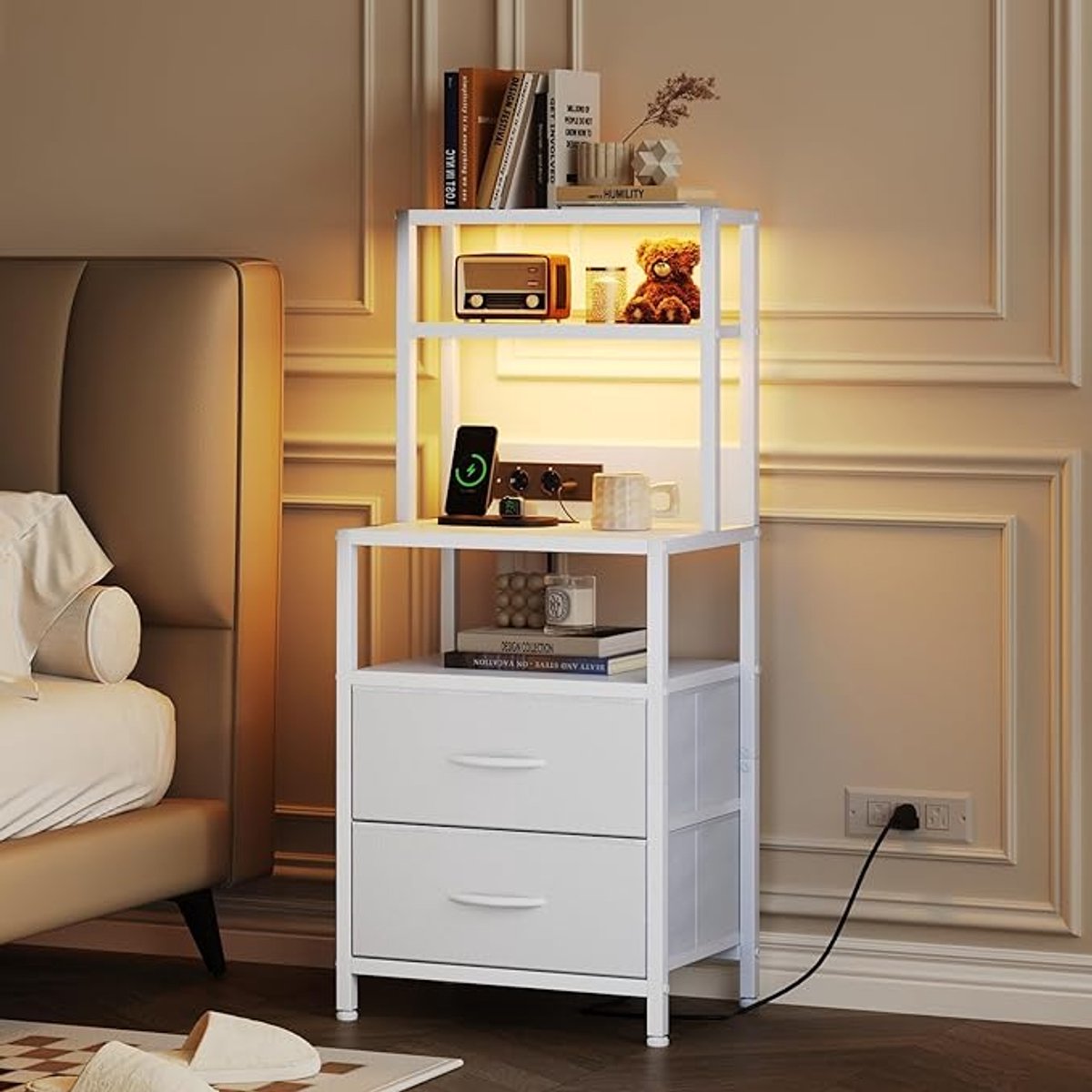 Hoog Nachtkastje – Met LED Verlichting & Laadstation – 2 Lades + 4 Planken – Wit