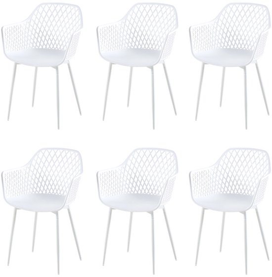 Zes witte, moderne kuipstoelen met armleuningen en metalen poten, geïsoleerd op een witte achtergrond.