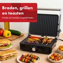 Open zwarte contactgrill met gegolfde platen, tosti's, satés en gegrilde groenten.