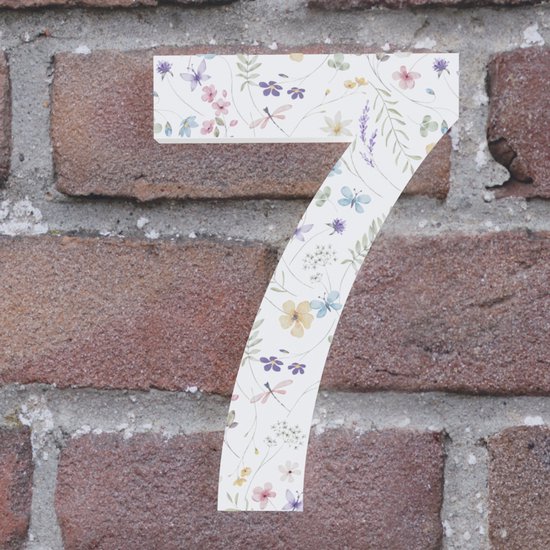 Huisnummer 7 met een patroon van lila, roze, gele en blauwe bloemen, takjes en libellen op een witte achtergrond.