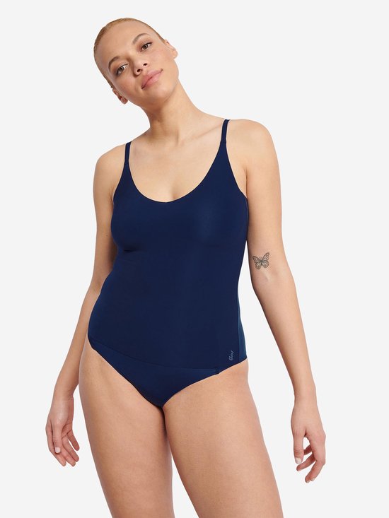 Mannequin portant une culotte taille haute bleu foncé sloggi ZERO Feel 2.0 et un caraco assorti.