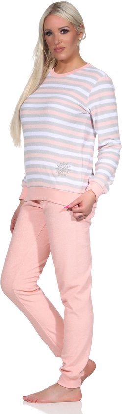 Damespyjama met lange mouwen en een ronde hals, met horizontale strepen in wit, grijs en roze. De broek is effen roze.
