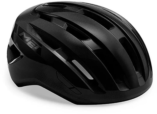 Zwarte MET helm met aerodynamische vormgeving en ventilatieopeningen.