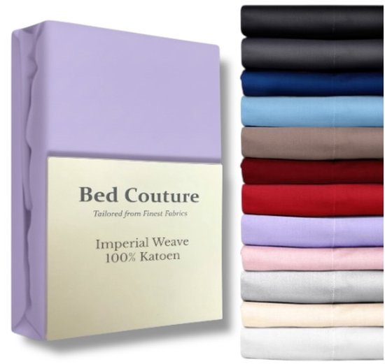 Gevouwen lila hoeslaken van Bed Couture, 100% katoen. Stapel lakens in diverse kleuren.