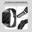 Gedetailleerde close-ups van een zwart leren Apple Watch bandje, met de gesp en de bevestiging.