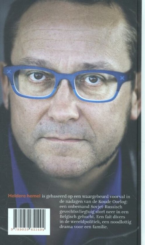 Portret van een man met blauwe bril. Achterop de rug van het boek staat de tekst 'Heldere hemel' en 'Gebaseerd op een waargebeurde voorval...'