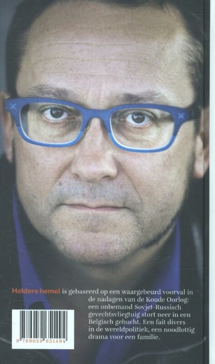 Portret van een man met blauwe bril. Achterop de rug van het boek staat de tekst 'Heldere hemel' en 'Gebaseerd op een waargebeurde voorval...'