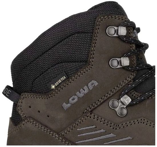Sluiting en Gore-Tex logo op de bruine Lowa Renegade EVO GTX Mid wandelschoen.