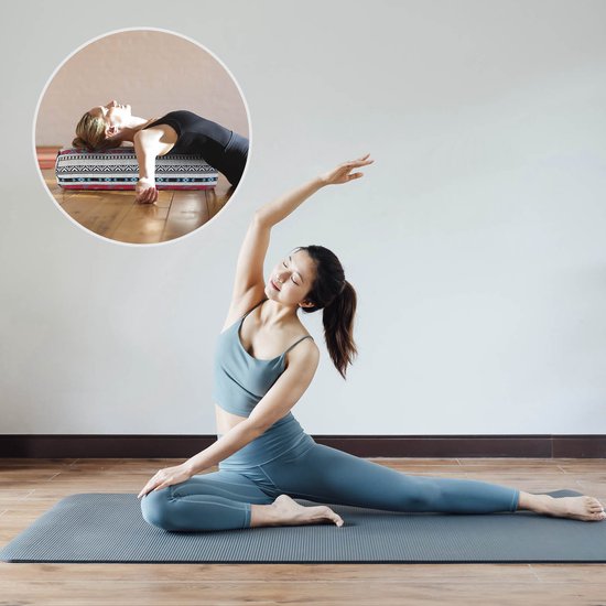 Femme faisant une posture de yoga sur un tapis. Incrustation : femme allongée sur un bolster à motif noir, blanc et bleu.