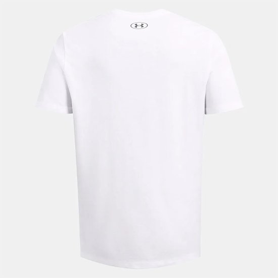 Achterkant van een wit sportshirt met een klein grijs Under Armour logo op de nek.