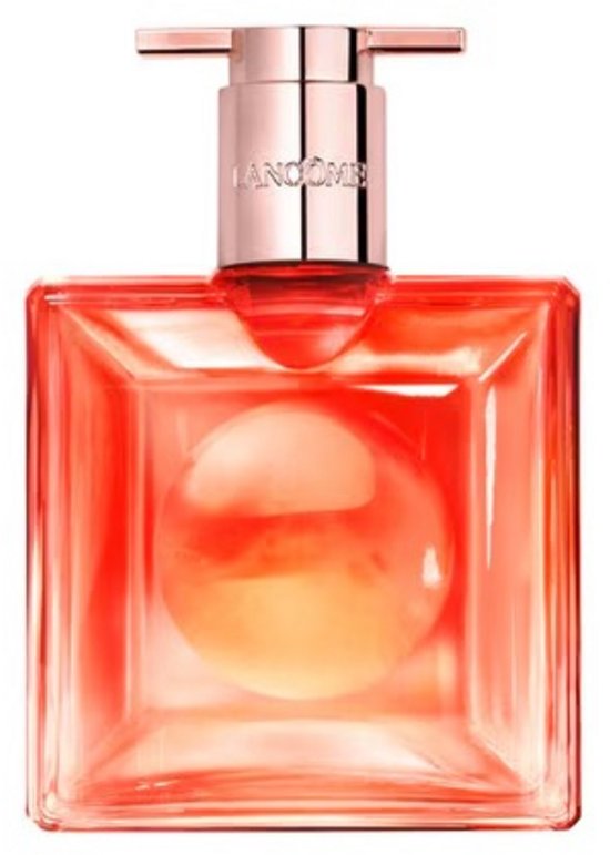 Een helder, rechthoekig flesje Idôle Eau de Parfum met een roze gloed en koperen dop.