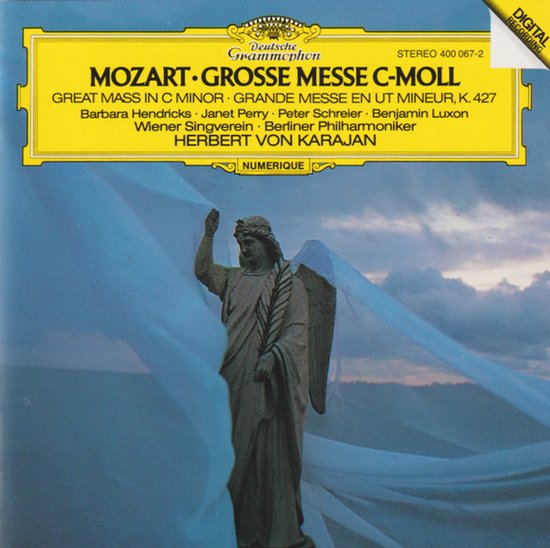 Albumhoes met engelbeeld, omgeven door blauwe stof, met tekst 'Mozart Grosse Messe C-Moll'.