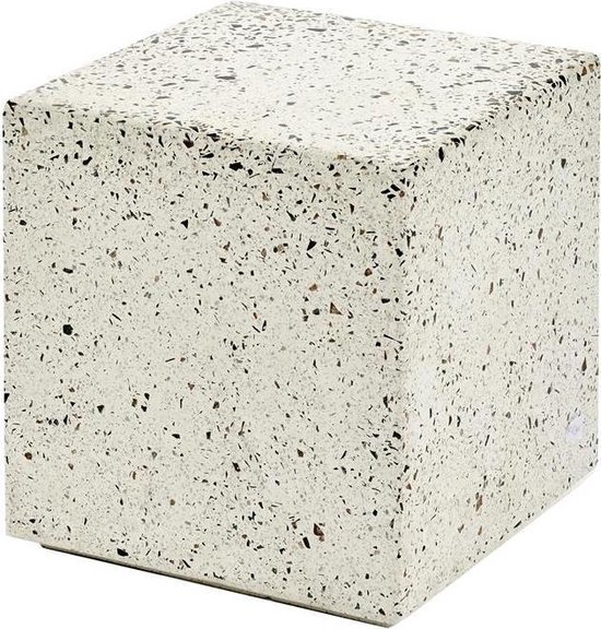 Kubusvormige bijzettafel met een wit terrazzo patroon, bestaande uit kleine spikkels in grijs, zwart en bruin.