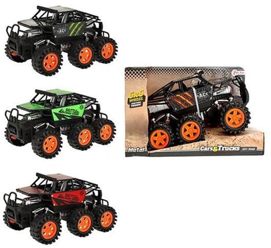 Drie speelgoed monster trucks in zwart, groen en rood met oranje wielen. Eén truck in verpakking.