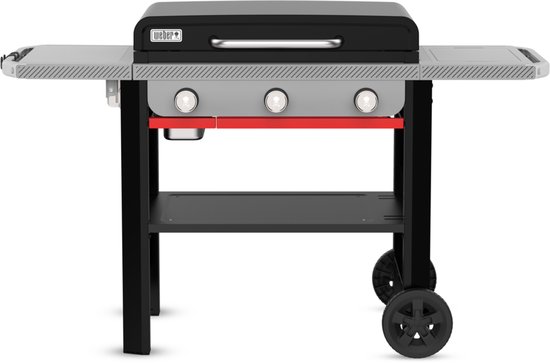 Een zwarte Weber grill met gesloten deksel, drie knoppen en inklapbare grijze zijtafels.
