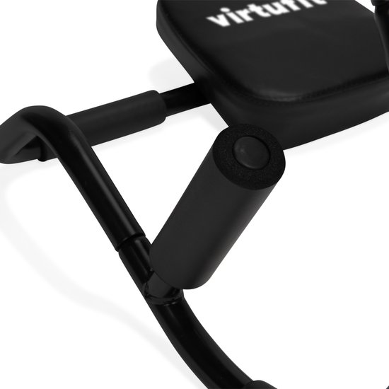 Close-up van de zwarte handgrepen van de VirtuFit buikspiertrainer.