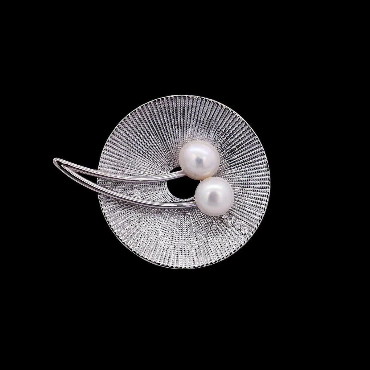 Victoria Valenza Zilverkleurige Schijf Broche met Zoetwater Parels en Zirkonia Stenen - Broche - Zilverkleurig - Zirkonia - Parel