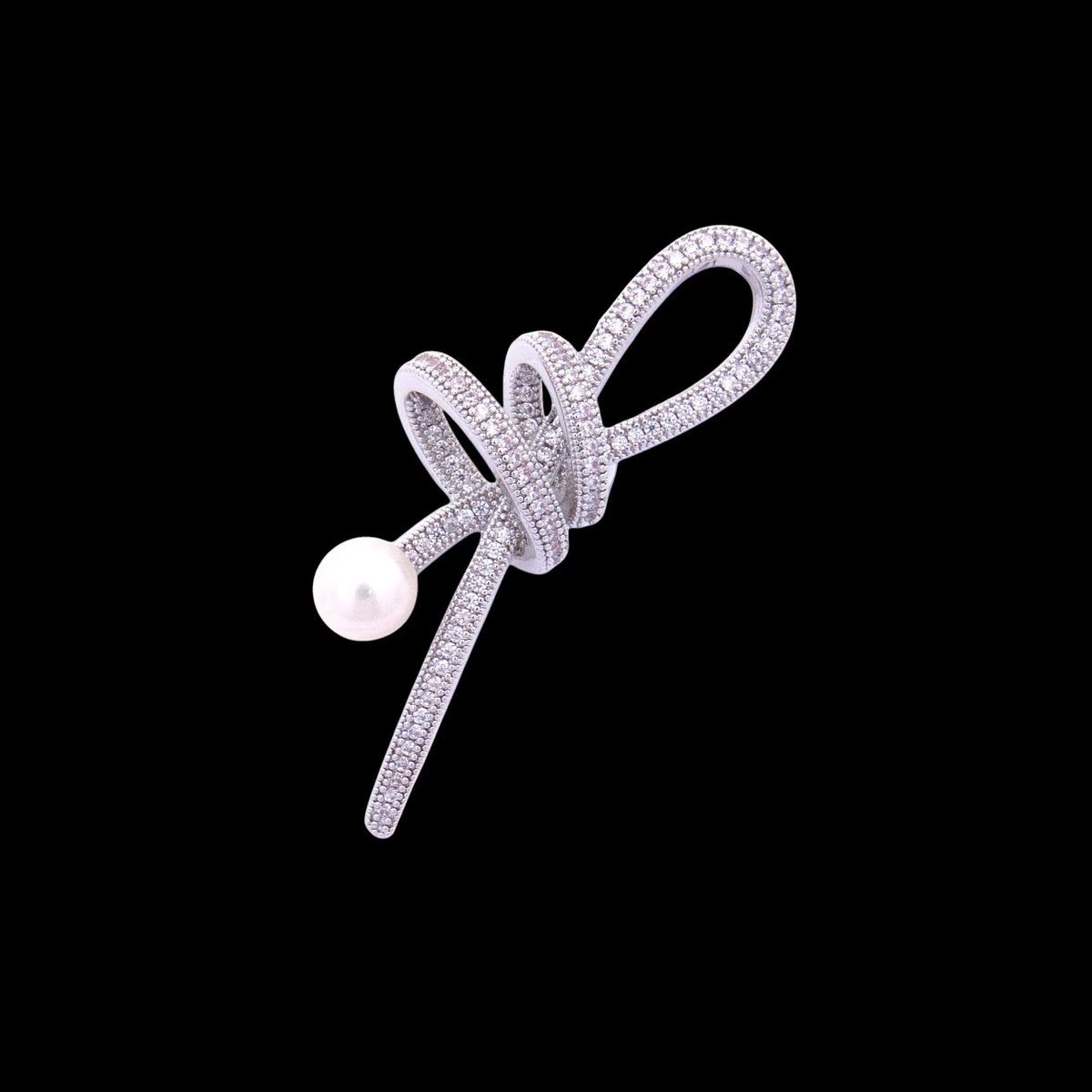 Victoria Valenza Zilverkleurige Knot Broche met Zoetwaterparel en Zirkonia Stenen - Broche - Zilverkleurig - Knoop broche - Zirkonia