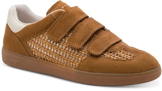 Bruine suède Tamaris sneaker met geweven zijpaneel, drie klittenbandsluitingen en crèmekleurige hiel. Rubberen zool.
