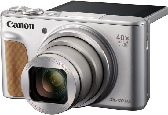 Zilverkleurige Canon PowerShot SX740 HS camera met de monitor omhoog geklapt en 40x optische zoom.