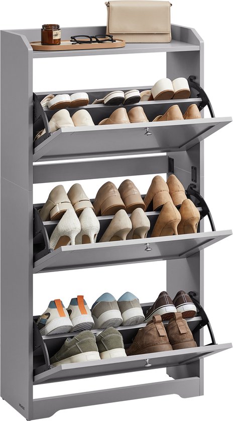 Grijze schoenenkast met drie klapdeuren, gevuld met diverse schoenen: sneakers, pumps en schoenen met hak.