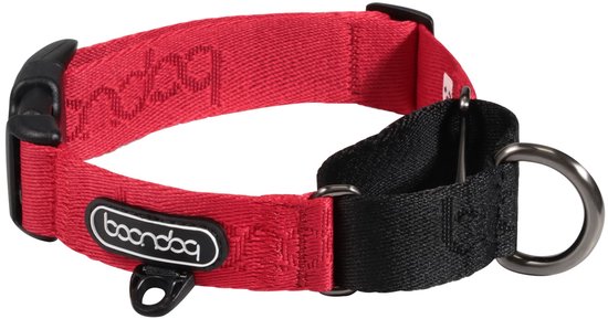 Un collier Martingale Boondog rouge avec des accents noirs et le logo Boondog, sur fond blanc.