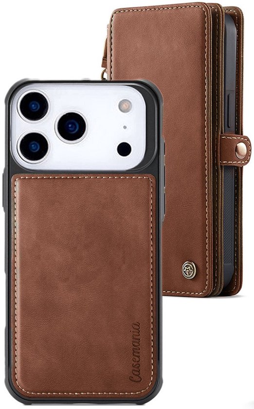 Bruin Casemania bookcase portemonnee met bruine riem, voor iPhone. Toont de achterkant met cameralens en de zijkant van de bookcase.