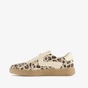 Zijaanzicht van een beige Tamaris sneaker met panterprint, beige veters en lakleren hielstuk.