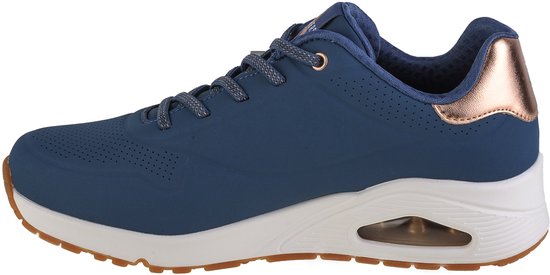 Zijaanzicht van blauwe Skechers Uno sneaker met roze gouden hiel. Witte zool met luchtunit.