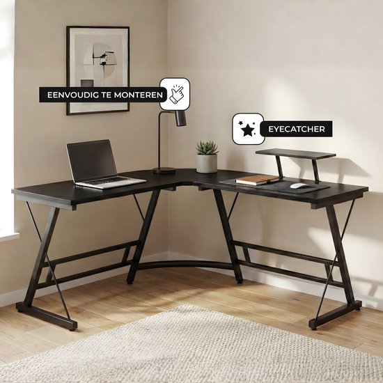 Zwart L-vormig bureau met monitorstandaard, in een moderne woonkamer met een bureaulamp en planten.