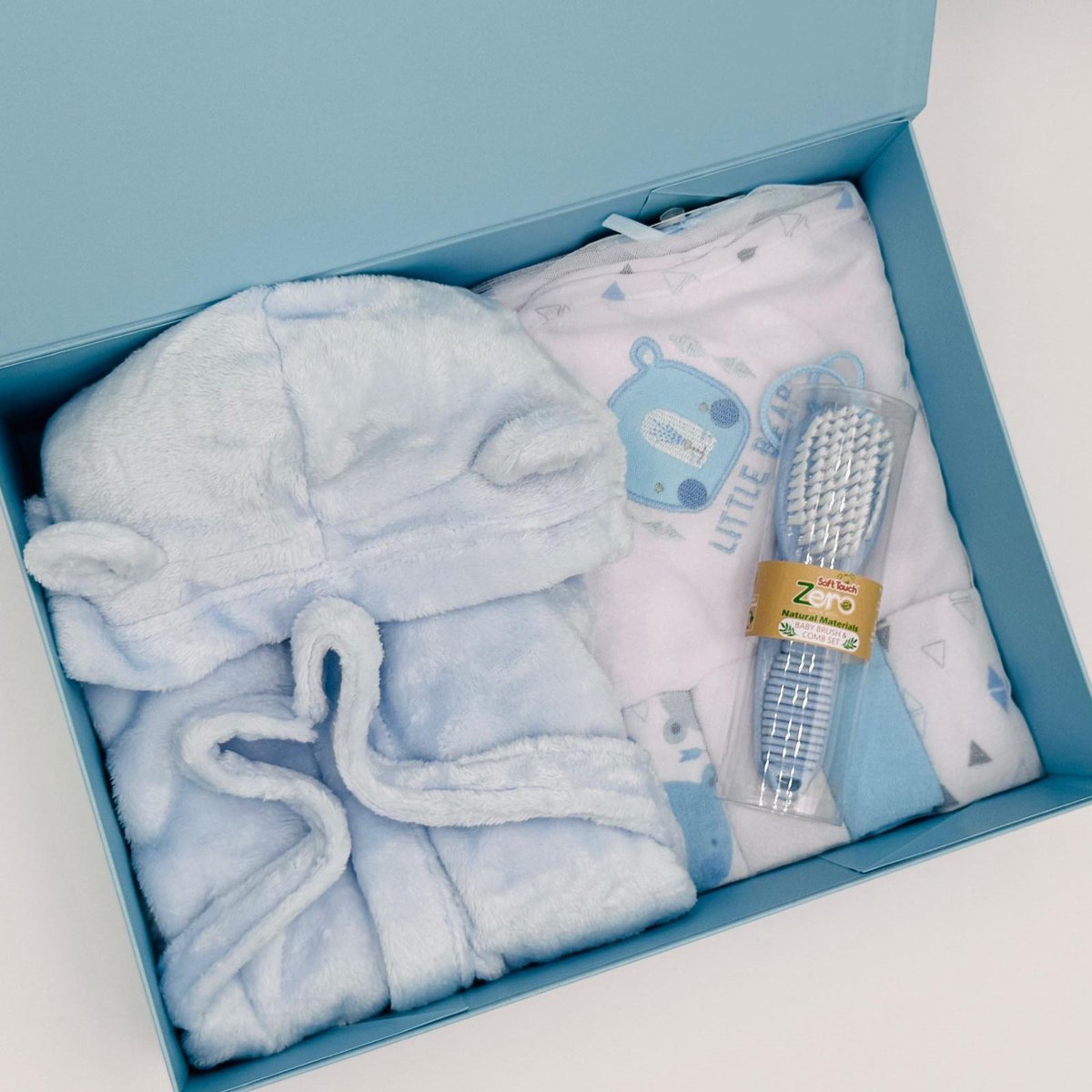 | RICH DAYS | Baby Verzorgingspakket | Badset Jongen | Kraamcadeau Baby Boy | Blauw | Badjas met Oortjes | Cadeaudoos |
