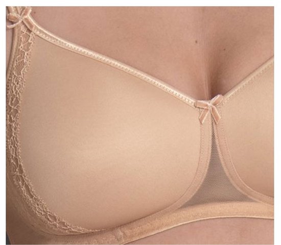 Close-up van een damesbeha in desertkleur met kantdetails aan de zijkant van de cups en een strikje.