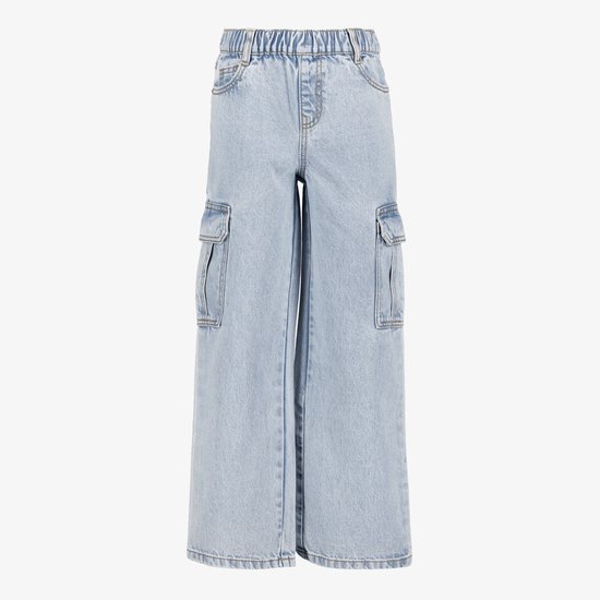 Jean cargo wide leg bleu clair avec ceinture élastique et poches latérales.