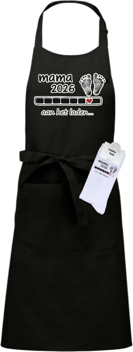 Keukenschort en sokken met tekst - Giftset - Mama 2026 - Moederdag - Vaderdag - Zwart - Verstelbaar - Cadeau idee - Verjaardag - Cadeau dames en heren - Liefste Opa en Oma cadeau - Zwanger Verrassing - Grappig cadeau - Onesize