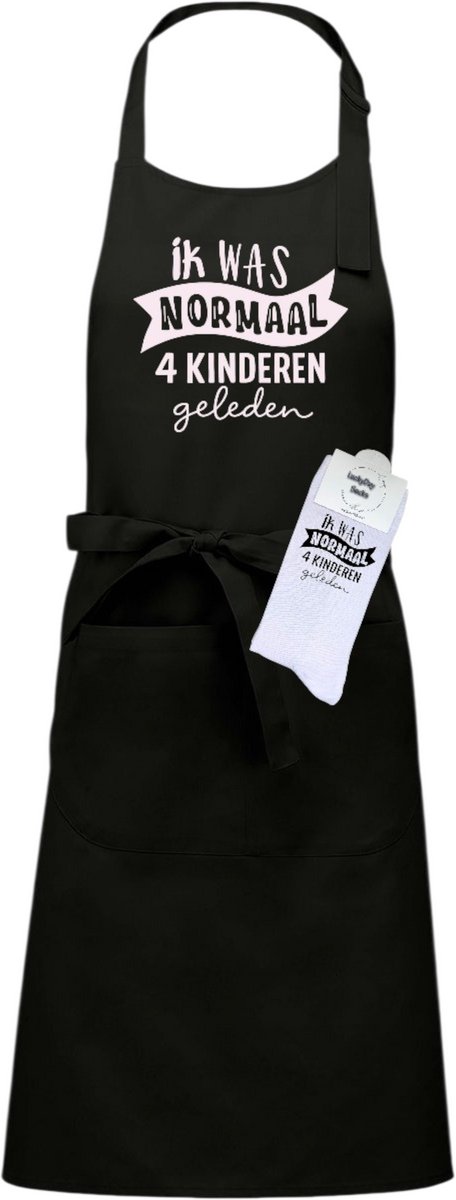 Keukenschort en sokken met tekst - Giftset - Ik was normaal 4 kinderen geleden - Moederdag - Vaderdag - Zwart - Verstelbaar - Cadeau idee - Verjaardag - Cadeau dames en heren - Liefste Opa en Oma cadeau - Verrassing - Grappig cadeau - Onesize