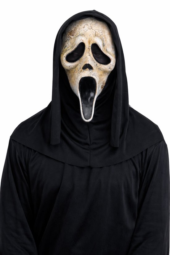 Close-up van een Scream VI Ghostface masker met zwarte kap.